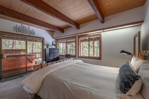 4 bedrooms, iron/ironing board, free WiFi, bed sheets - Woodcrest Cabin in Tahoe Vista (Tahoe Vista)