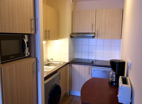 Fridge, microwave, dishwasher - 100m from ski slopes, 3rd floor, view valley, jacuzzi, hammam, balcony, parking, tv, ski locker (Germ)
