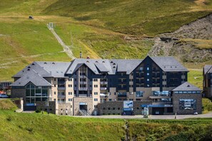 Exterior - 100m from ski slopes, 3rd floor, view valley, balcony, parking, tv, ski locker, 80m², Peyragudes (Germ)