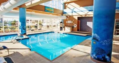 Ocean Key Resort Directly Across the Street from Beach with Balcony!