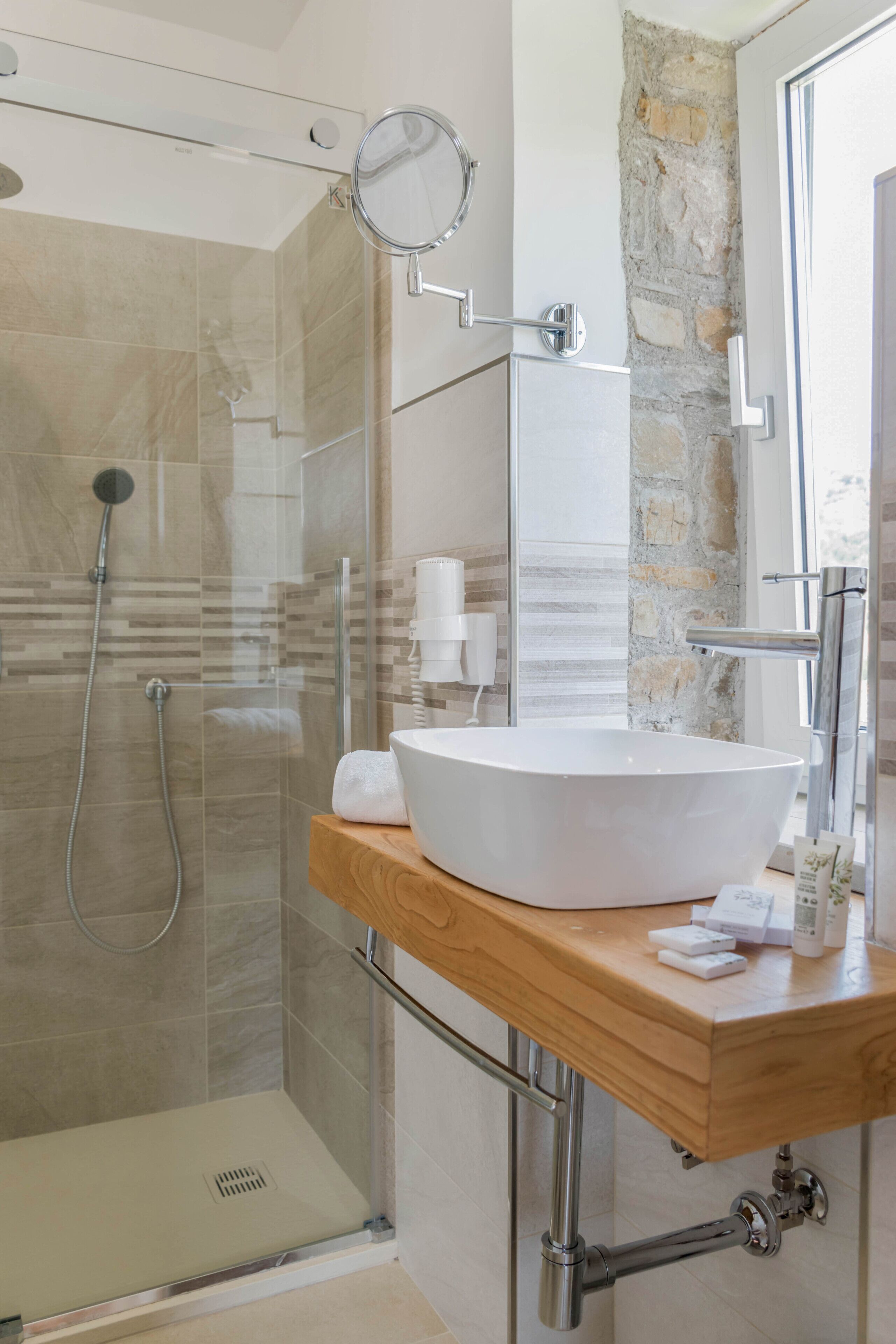 Quarto casal standard | Banheiro | Produtos de toalete grátis, secador de cabelo, bidê, toalhas de banho