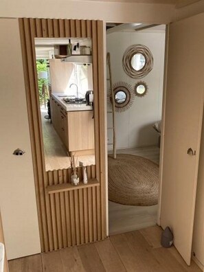 Kühlschrank, Ofen, Wasserkocher mit Kaffee-/Teezubehör