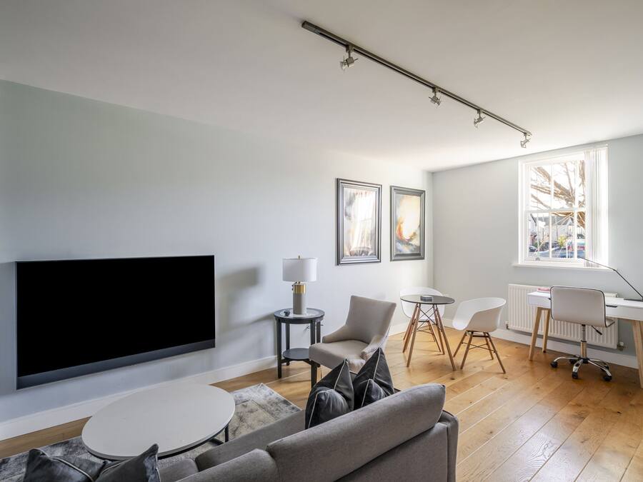 Luxury Apartment, Private Bathroom | Lounge