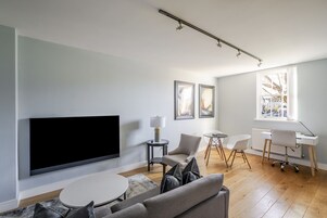 Luxury Apartment, Private Bathroom | Lounge