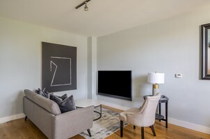 Luxury Apartment, Private Bathroom | Lounge