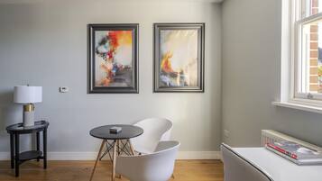 Luxury Apartment, Private Bathroom | Dining