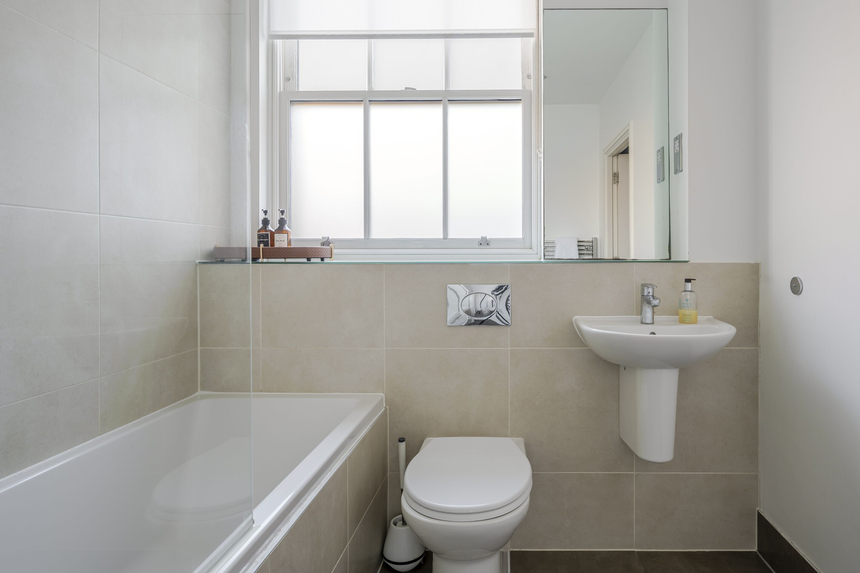 Un baño moderno con bañera, inodoro y lavamanos.