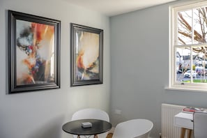 Luxury Apartment, Private Bathroom | Dining