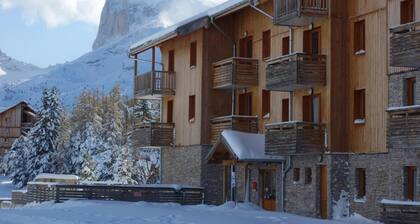 300m from ski slopes, 2nd floor, view mountain, swimming pool, sauna, parking, tv, ski locker, 45m²