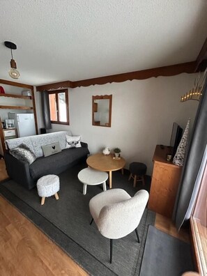Living area - Chalet, view mountain, swimming pool, terrace, parking, tv, ski locker, 55m², La Joue du Loup (Agnières-en-Dévoluy)