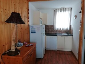 Fridge, microwave, dishwasher, coffee/tea maker - Chalet, 300m from ski slopes, fitness, swimming pool, sauna, terrace, parking, tv, ski locker, 42m² (Le Dévoluy)