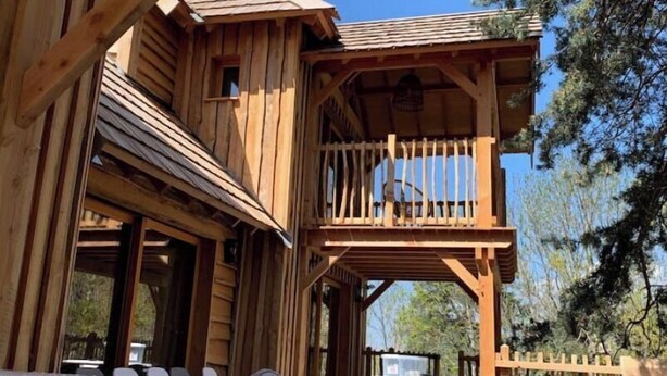 A wooden cabin with a pool, featuring a balcony and a covered patio area. - Cabane Château Luxe Jacuzzi/spa Privé - 2 à 6 Pers (Vieille-Brioude)
