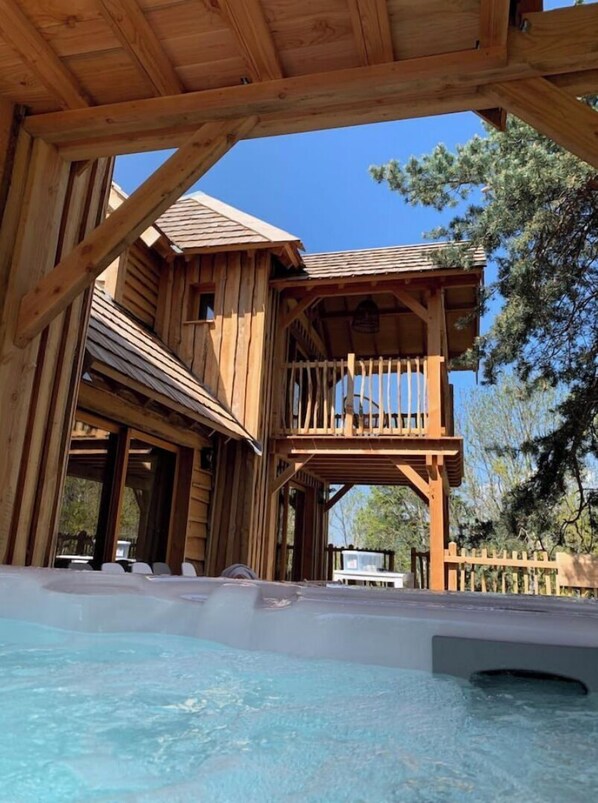 Outdoor spa tub - Cabane Château Luxe Jacuzzi/spa Privé - 2 à 6 Pers (Vieille-Brioude)