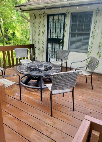 2Br, 2.5 Bath, Townhouse with 3 beds. 