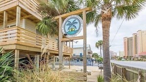 Un edificio de madera con un letrero que dice "Gulf Coast Condominiums".