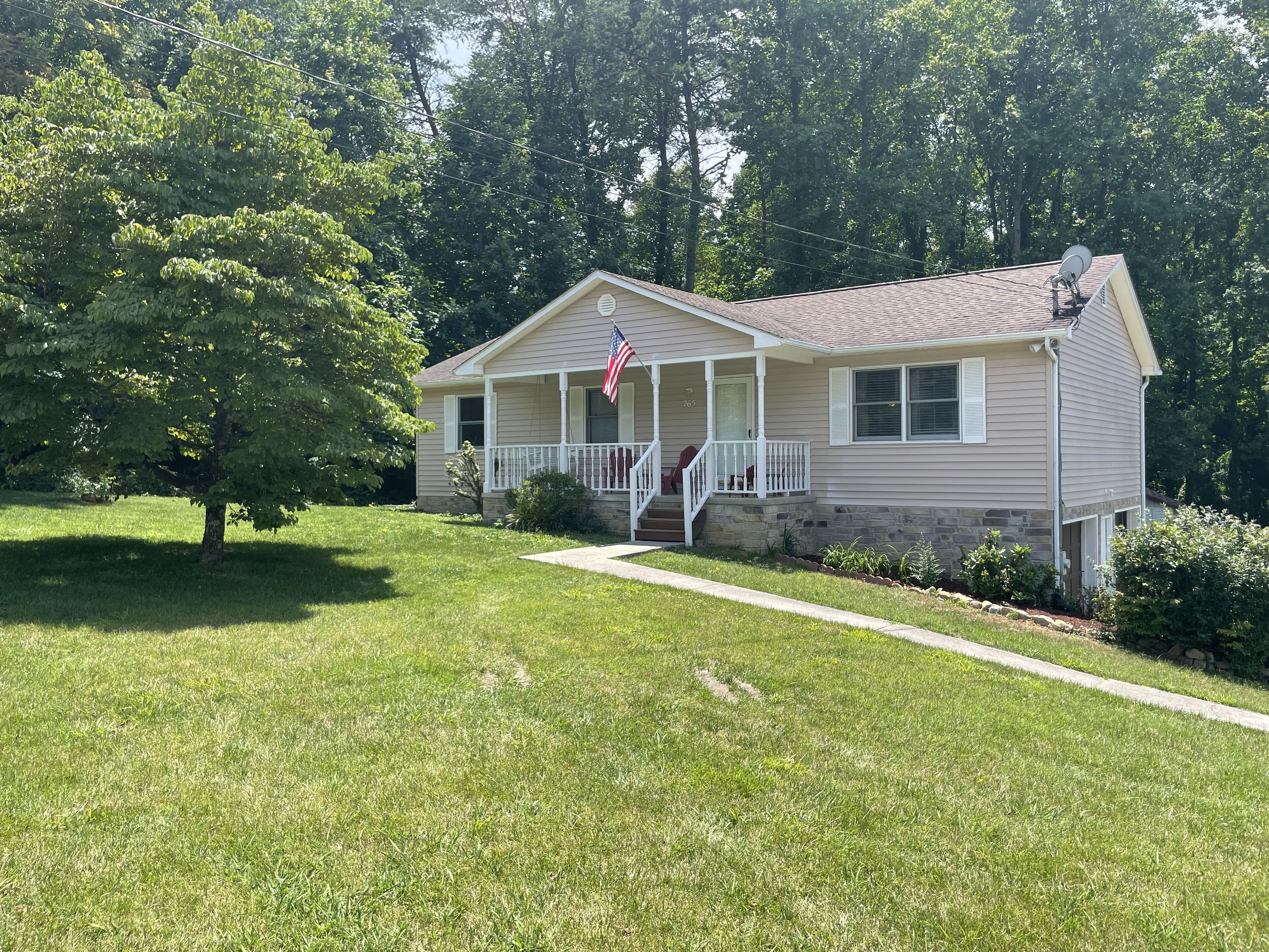 Serene 3 Bedroom House w/King Bed and Fully Equipped Kitchen-Close to Everything