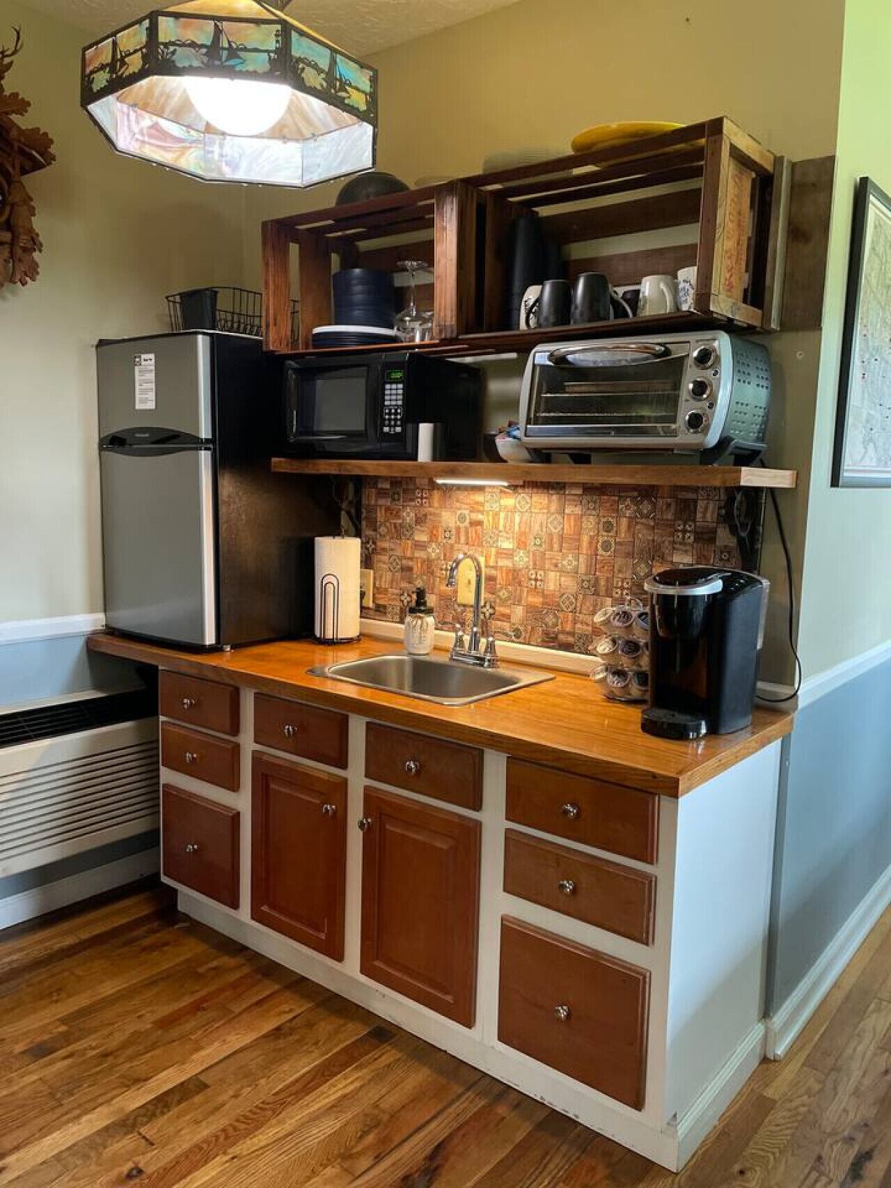 Kühlschrank, Mikrowelle, Wasserkocher mit Kaffee-/Teezubehör, Toaster