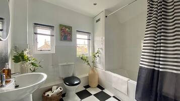 Combined shower/bathtub, hair dryer, towels, shampoo