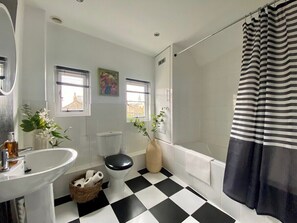 Combined shower/tub, hair dryer, towels, shampoo