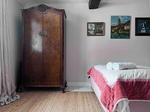 3 slaapkamers, een strijkplank/strijkijzer, reisbedje, wifi
