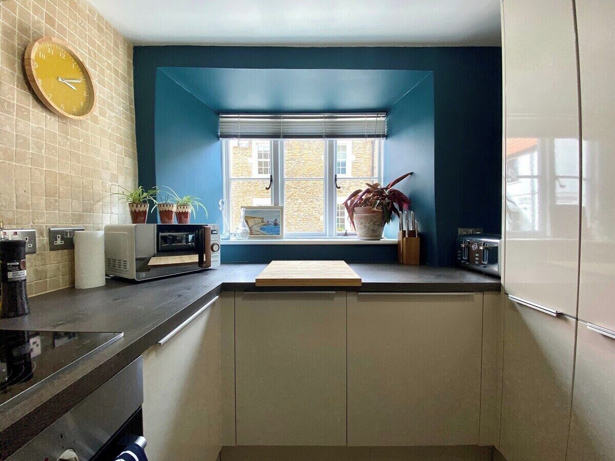 Køleskab, mikrobølgeovn, ovn, kogeplade