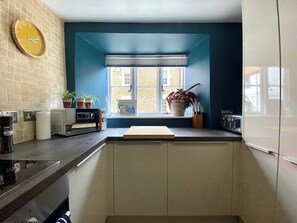 Fridge, microwave, oven, stovetop - Historic Family Cottage - Garden - Central Frome (Frome)