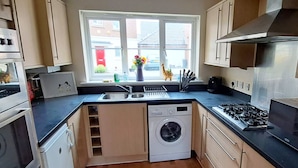 House, 4 Bedrooms | Private kitchen - H.Q. (Ashford)