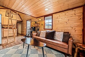 Een televisie en een open haard