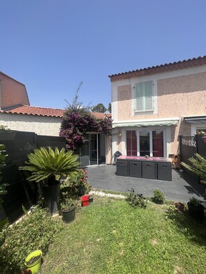 Exterior - VILLA IN SECURE ESTATE WITH SWIMMING POOL (Le Cannet)