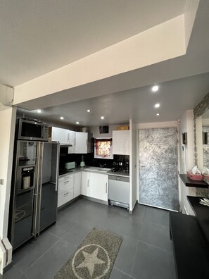Fridge, microwave, dishwasher, coffee/tea maker - VILLA IN SECURE ESTATE WITH SWIMMING POOL (Le Cannet)