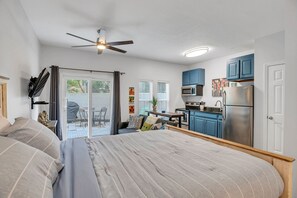 4 bedrooms, desk, iron/ironing board, travel crib