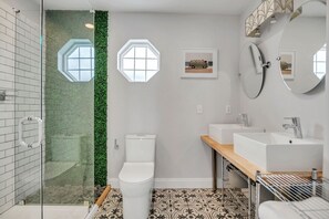 Combined shower/tub, hair dryer, towels, soap