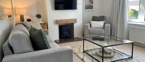 Smart TV, Netflix, streaming services, stereo