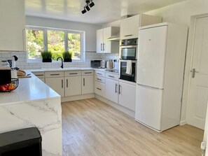Fridge, microwave, oven, stovetop - The Bungalow by Birch Stays (Anglesey)