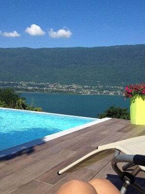 Una piscina al aire libre, una piscina climatizada