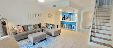 Condo, várias camas, sacada | Sala de estar | TV 42 polegadas com canais a cabo