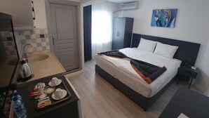 Standard Double Room | In-room safe, iron/ironing board (on request), WiFi (free)