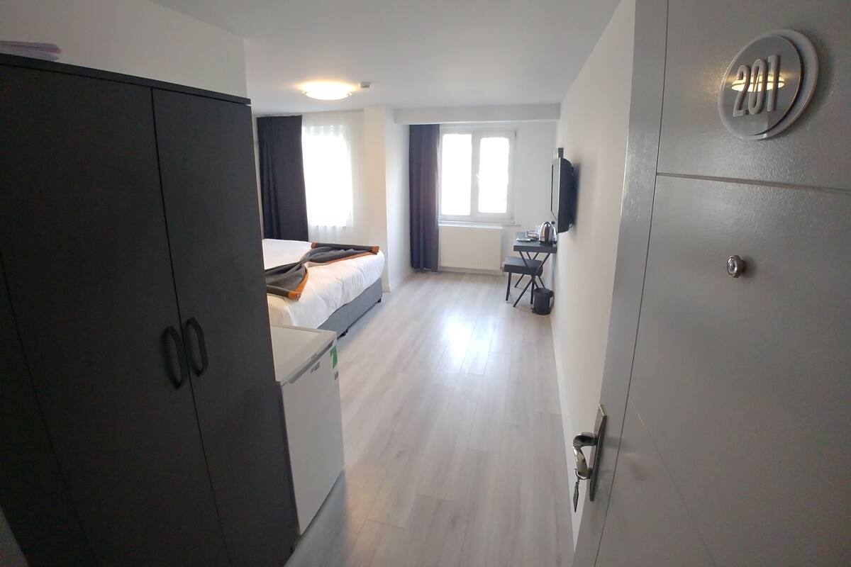 Standard Room | 1 bedroom, in-room safe, iron/ironing board, free WiFi