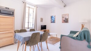 Een compacte woonruimte met een eethoek, kitchenette en zithoek.