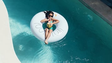 Alberca al aire libre y camastros