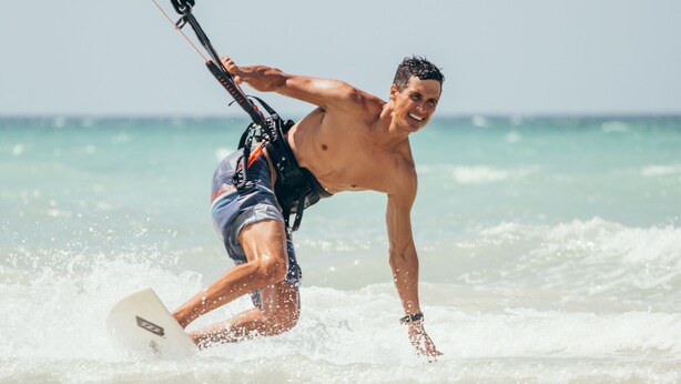 A man windsurfing on a beach. - Cucu Hotel Boutique - El Cuyo (Tizimín)