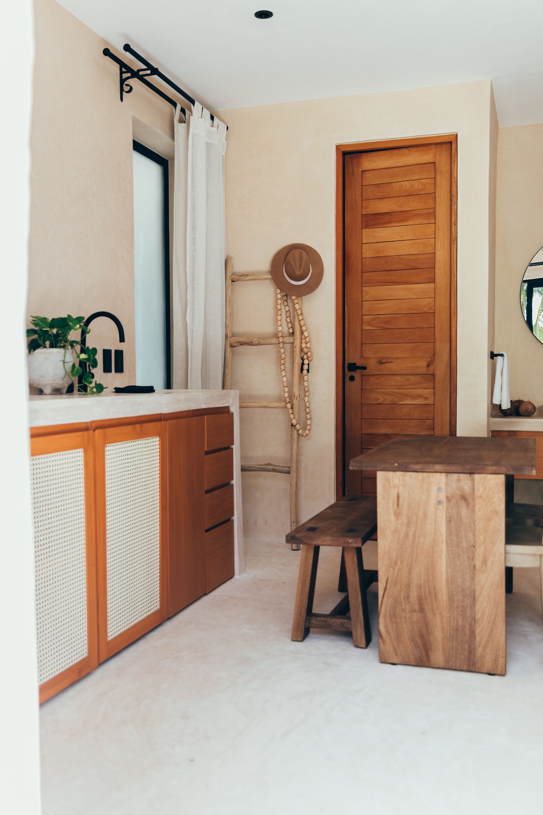 Habitación cuádruple superior | Área de sala de estar | Smart TV de 40 pulgadas con canales digitales, tenis de mesa y juguetes 