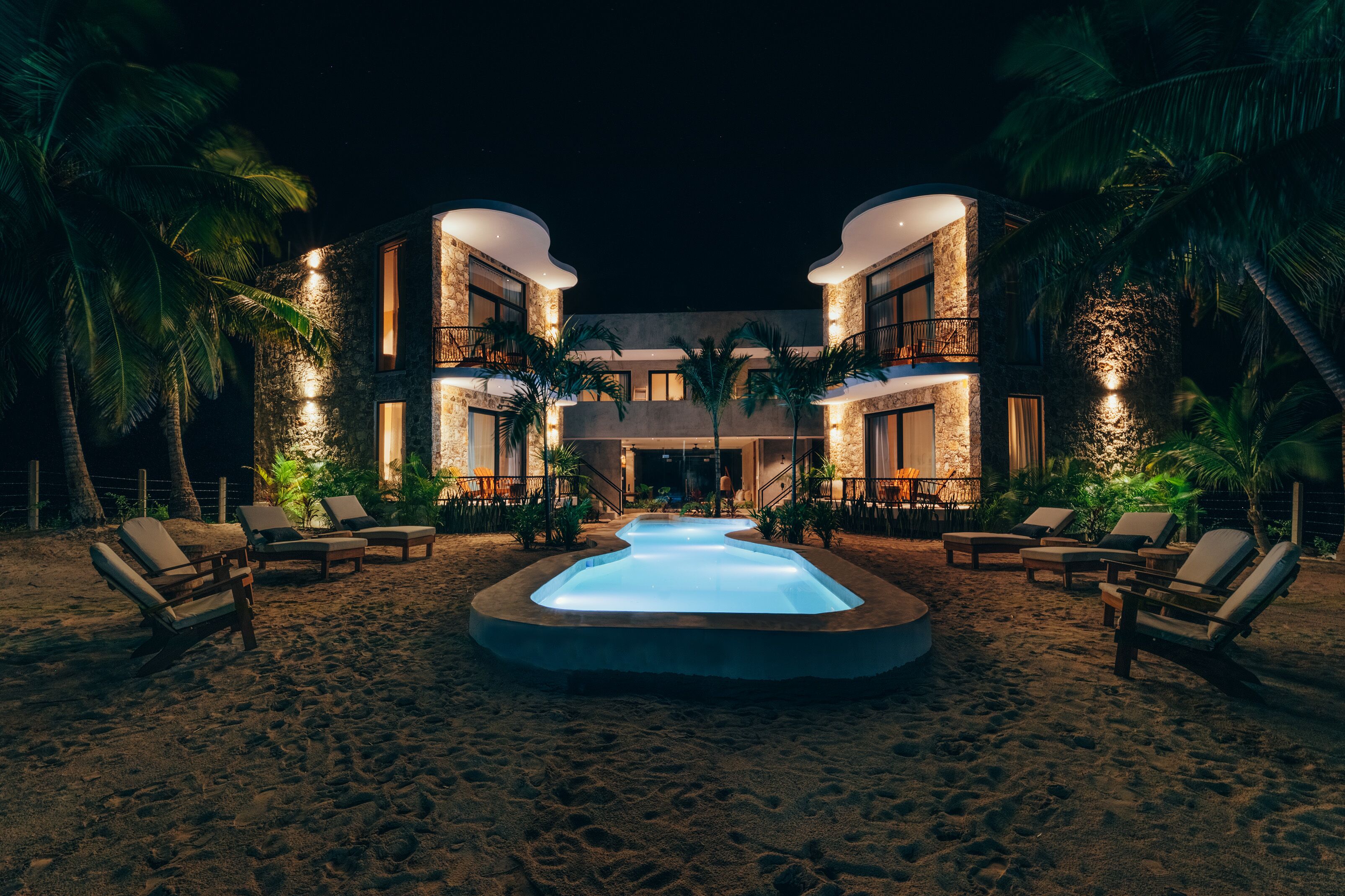 Vista frontal de la propiedad por la tarde o noche