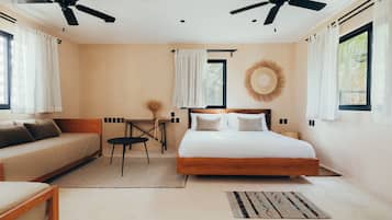 أغطية فراش متميزة وألحفة محشوة بالريش وميني بار وخزنة داخل الغرفة