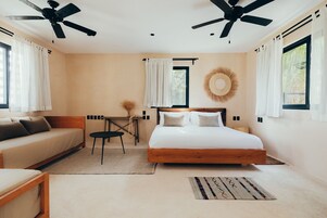 Ropa de cama de alta calidad, cubrecamas y minibar 