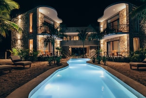 Piscina externa, espreguiçadeiras