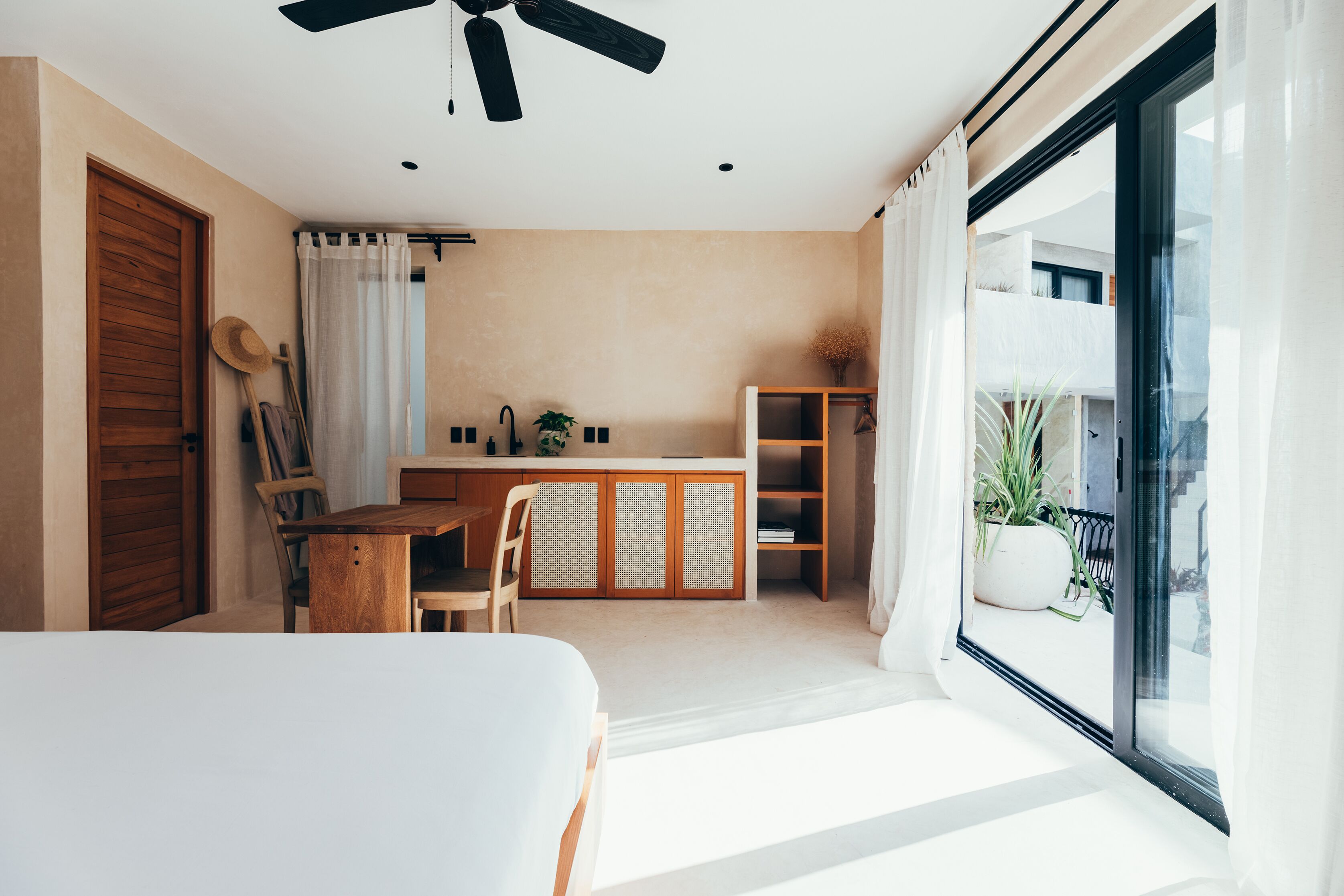 Une chambre à coucher avec un lit, un bureau et une fenêtre donnant sur l’extérieur.
