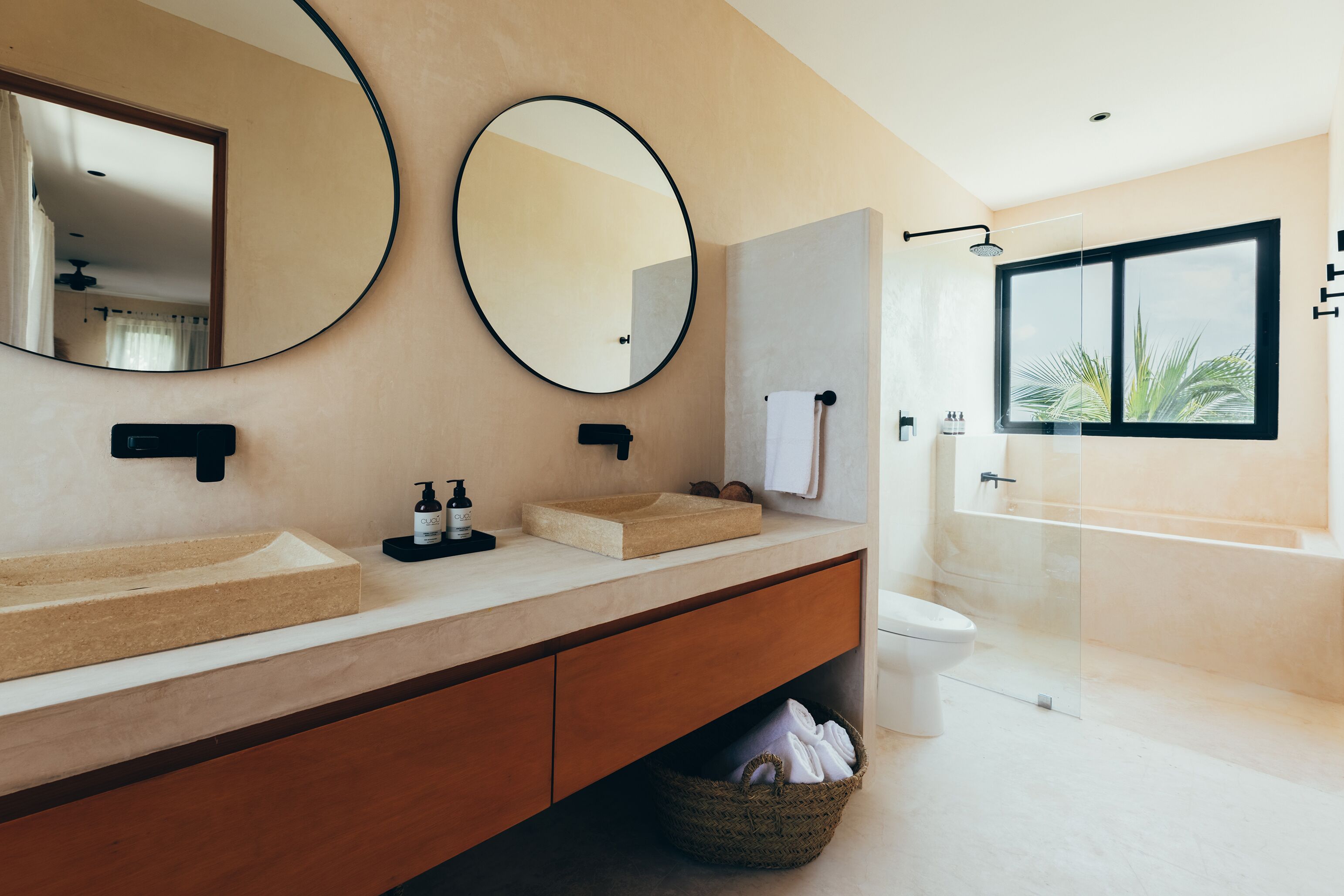 Deluxe Suite 1 King bed + 2 Sofa Beds | Bathroom | Eco-friendly toiletries, hair dryer, bathrobes, towels
