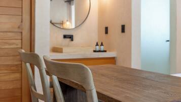 Habitación cuádruple superior | Baño | Amenidades de baño ecológicas, secadora de cabello, batas, toallas