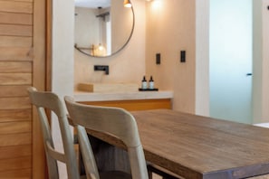Premium 2 Beds Pool Level Room | Bathroom